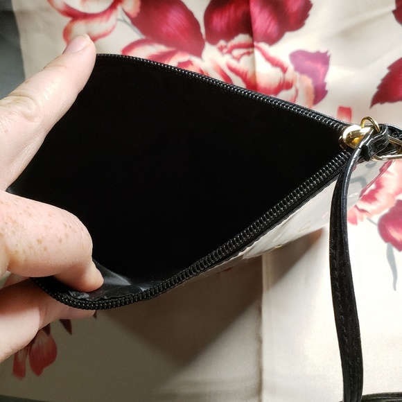 VS Wristlet - Picture 5 of 6